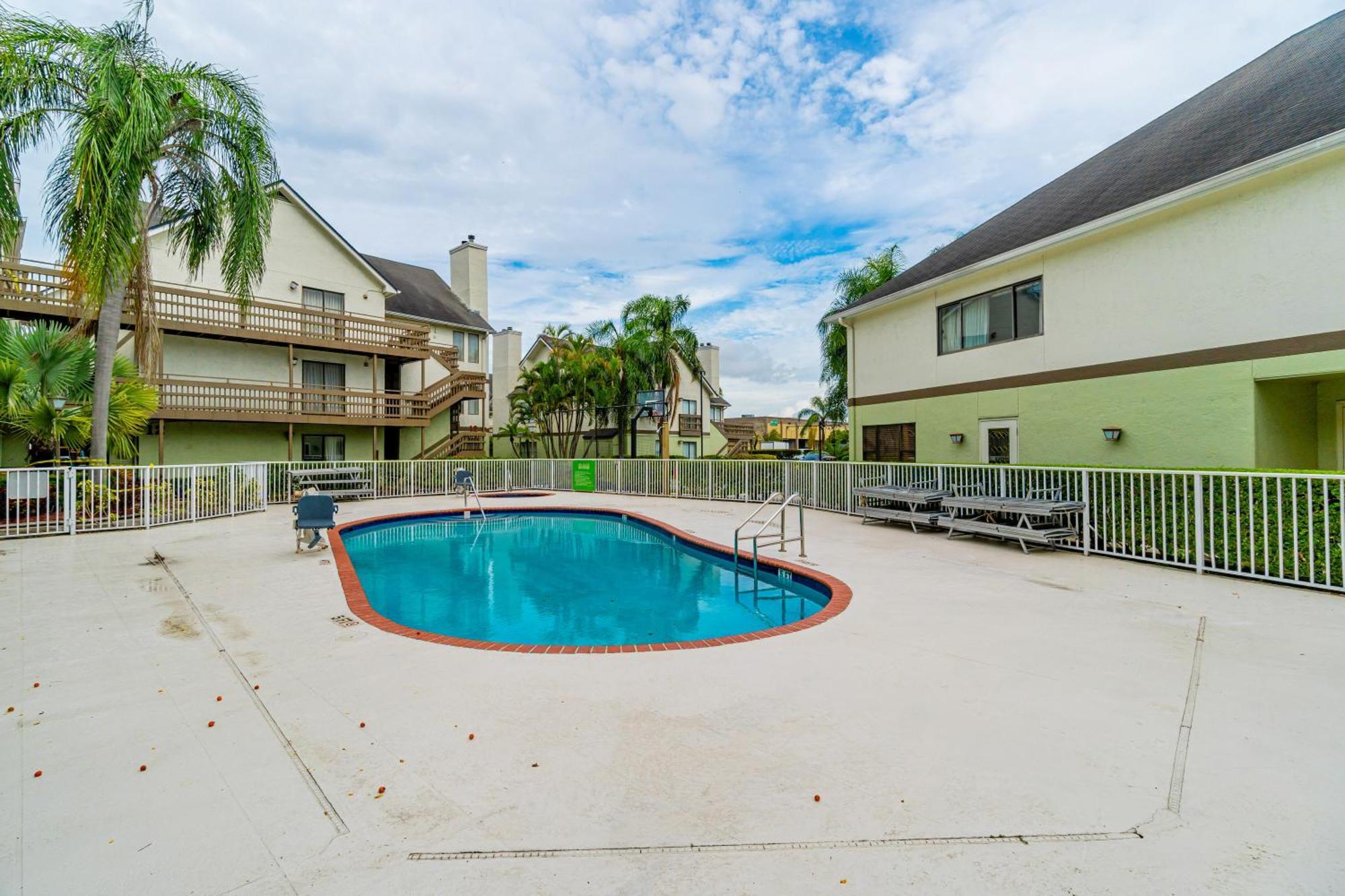 Doral Inn & Suites Miami Airport West Exterior photo